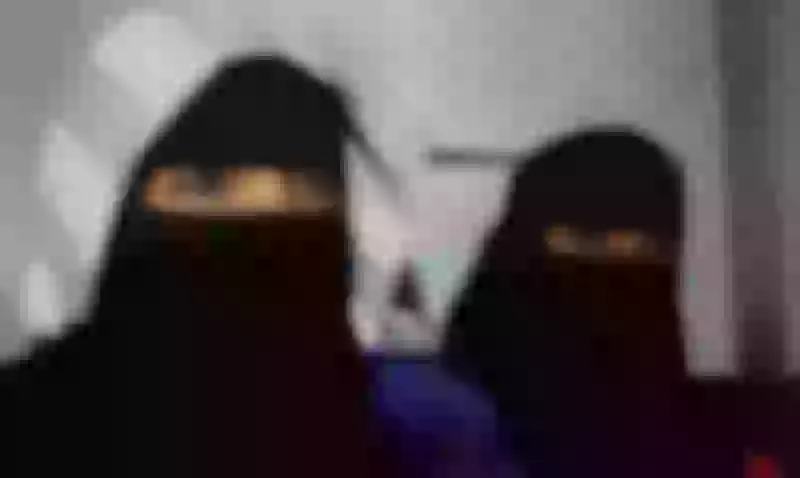 فتاتان سعودياتان يثيران غضب السعوديين بما يفعلانه من أمر فاضح على بث مباشر.. ما فعلاه فجر ضجة واسعة في مواقع التواصل الإجتماعي