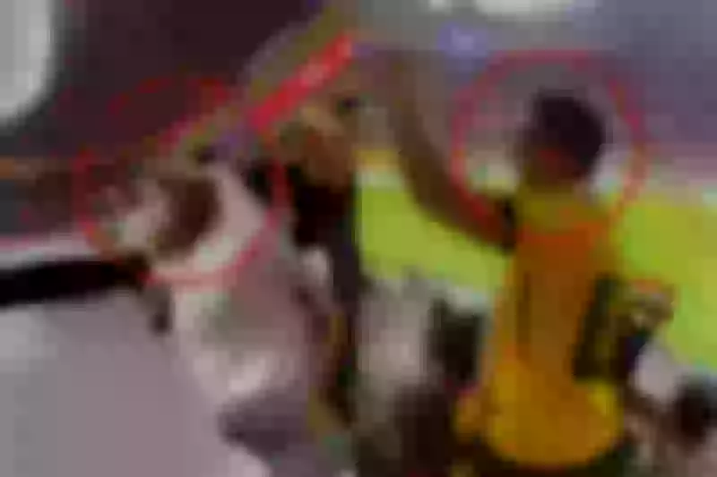مشادة عنيفة في المدرجات بين مشجع قطري وآخر إكوادوري تنتهي بمفاجأة غير متوقعة !! (شاهد فيديو)
