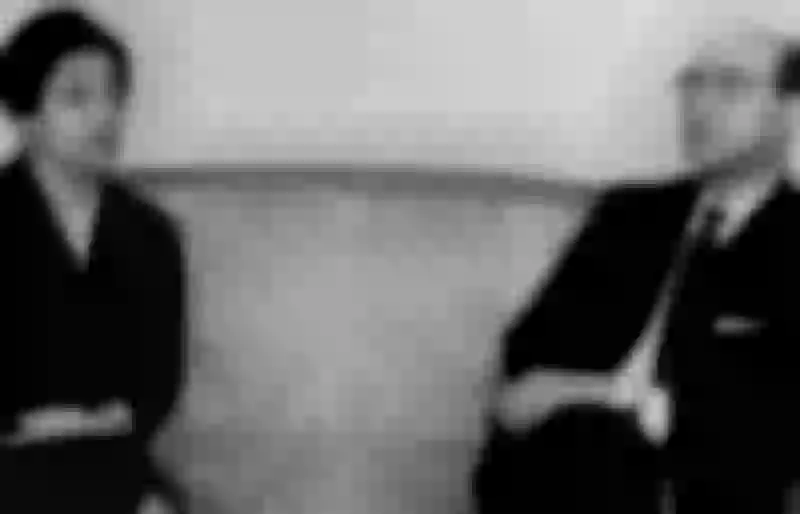 شاهد تسريب صورة نادرة للفنان محمد عبد الوهاب وهو يتقزز من طريقة أكل أم كلثوم.. لن تصدق كيف كانت تأكل بشراهة مفرطه!