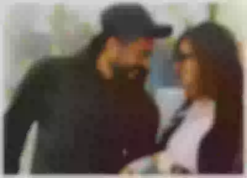 شاهد مقطع فيديو مسرب للفنان المصري تامر حسني وهو ينفعل ويجن جنونه على معجب حاول ممارسة هذا الفعل الجريء مع زوجته بسمة بوسيل امامه