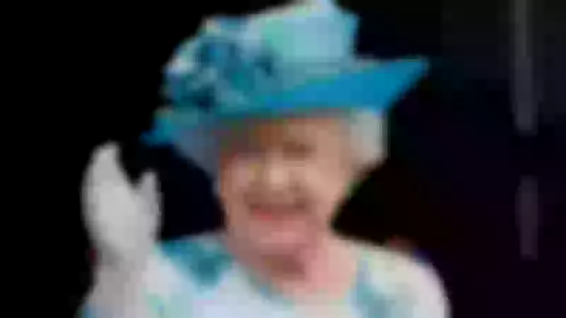 صدمة ملكية كبيرة.. لن تصدق لماذا كانت الملكة "إليزابيث" ترفض إظهار يدها في الصور.. المفاجأة "الصادمة" ما كانت تطلبه أثناء التقاط صورها!