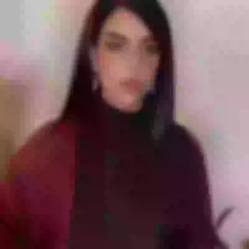 شاهد بالفيديو شبيهة جورجينا السعودية تقع في موقف محرج للغاية على الهواء مباشرة والمذيع يدخل نوبة ضحك هيستيرية .