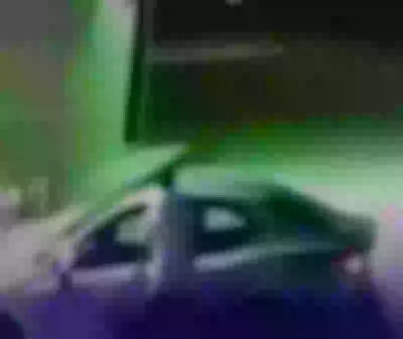 "أغبى" لص في السعودية .. بجرأة يسرق سيارة بداخلها امرأة .. وحينما شاهدها حدثت المفاجأة التي يشيب لها الرأس!! (فيديو)