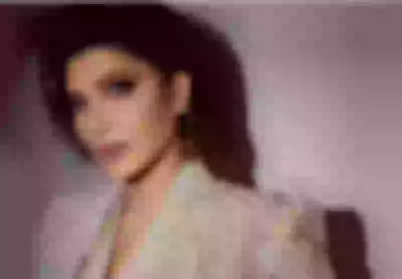 الفنانة أصالة نصري تشعل ضجة واسعة على السوشيال ميديا بعد ظهورها وهي تشعل السيجارة وتدخن في سعودي آيدول!! (فيديو)