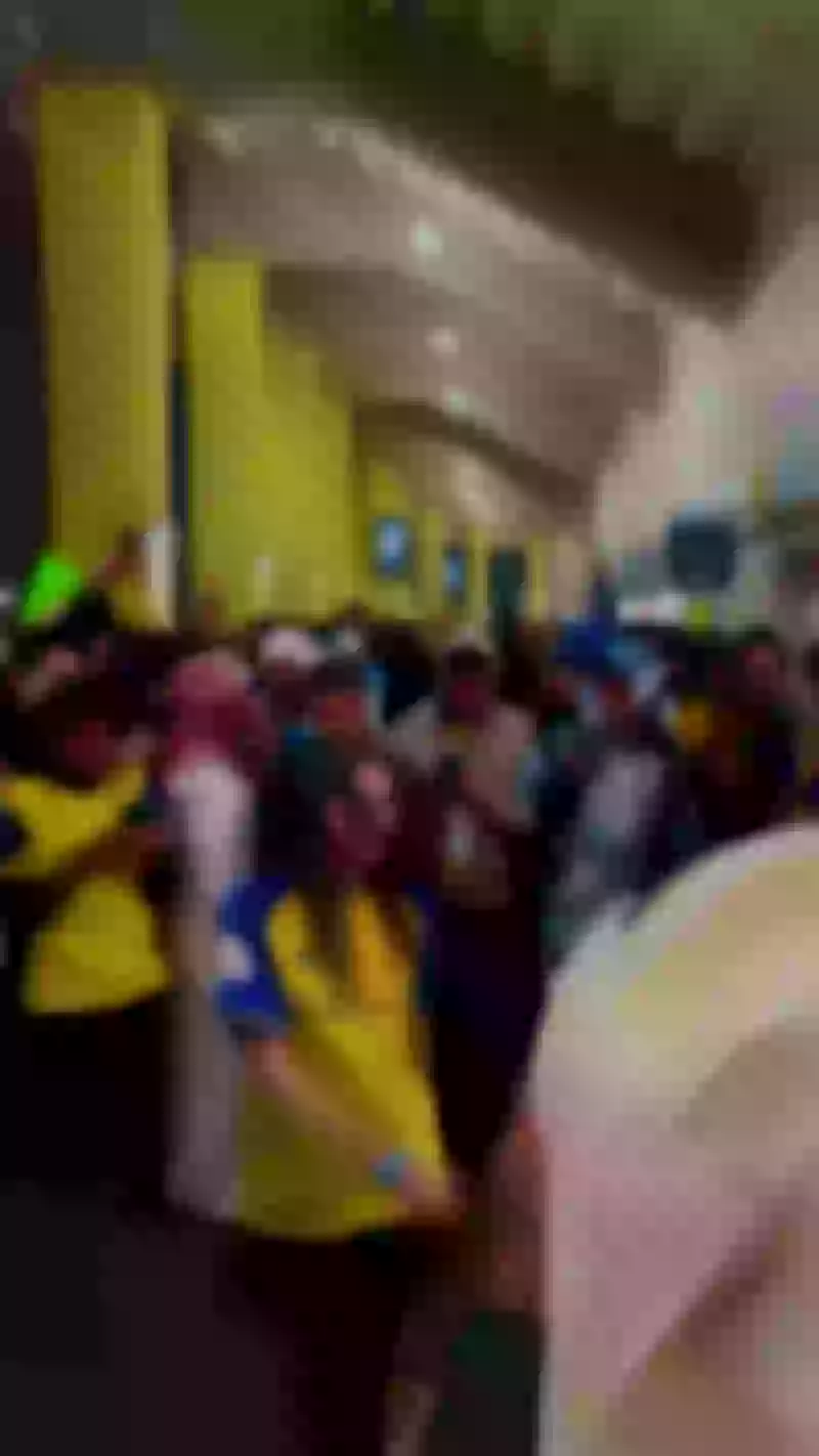 فيديو: مشجعة حسناء جريئة تخطف الأنظار خلال مباراة النصر السعودي.. وتطيح بـرونالدو