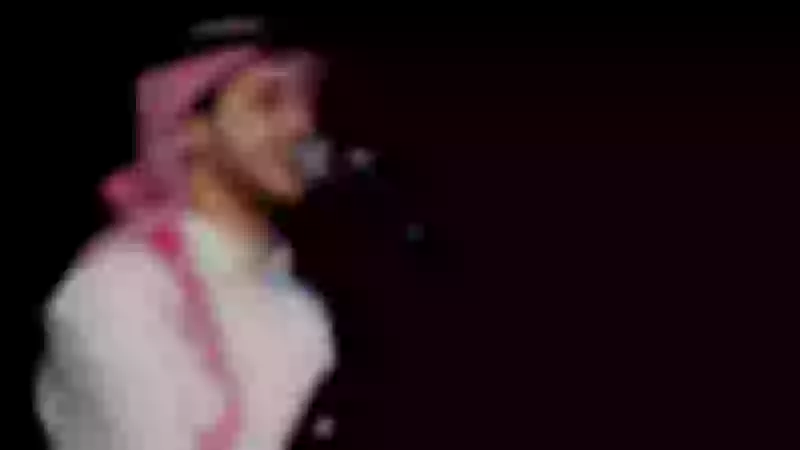 بجرأة صاخبة.. فتاة سعودية تفاجئ نجم شهير بفعل صادم أمام زوجته على المسرح وتوقعه في مأزق وموقف لايحسد عليه! 