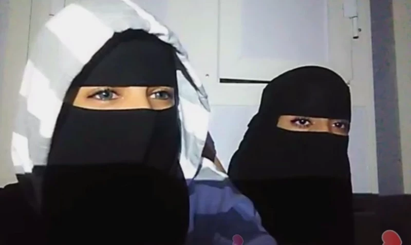 فتاتان سعودياتان يثيران غضب السعوديين بما يفعلانه من أمر فاضح على بث مباشر.. ما فعلاه فجر ضجة واسعة في مواقع التواصل الإجتماعي