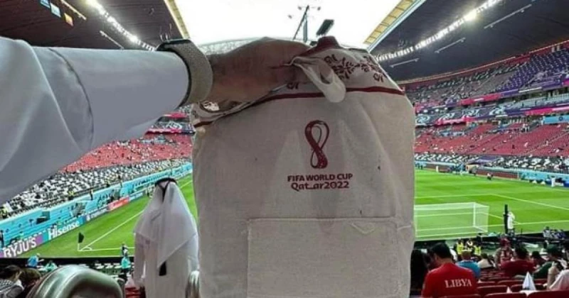 شاب يكشف ماذا وجد داخل حقيبة على كرسي مدرجات استاد البيت في أفتتاح كأس العالم ! (شاهد فيديو)