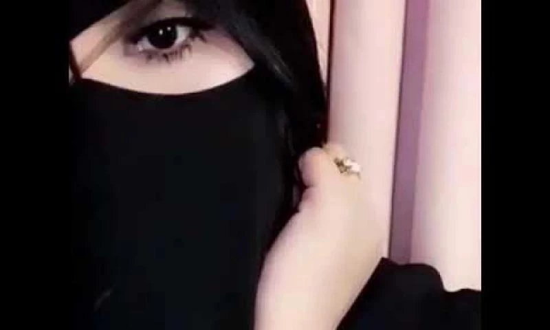 شاهد بالفيديو فتاة سعودية شديدة الجمال تفقد السيطرة على رغبتها .. وتمارس هذا الفعل المحرم شرعاً داخل سوبر ماركت