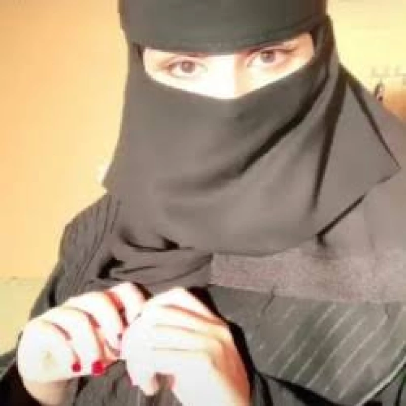 بدون ذرة خجل ..فتاة سعودية تُشعل غضب السعوديين بتحريضها الفتيات على فعل مُنافي وصـادم.. ونهايتها كانت كارثيه!