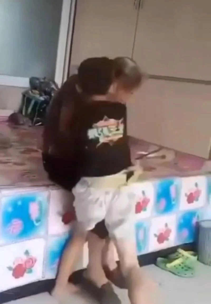 طفل صيني فاجأ العالم وظهر وهو يتشاجر مع جدته وينهي حياتها .. وشقيقه يوثق تلك اللحظات المخيفة بالفيديو