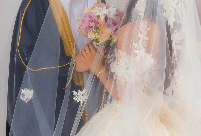 عروس مراهقة تقع بموقف محرج للغاية أثناء حفل زفافها.. ما خرج من تحت فستانها أرعب الحضور وأصاب العريس بالصدمة وذهول!