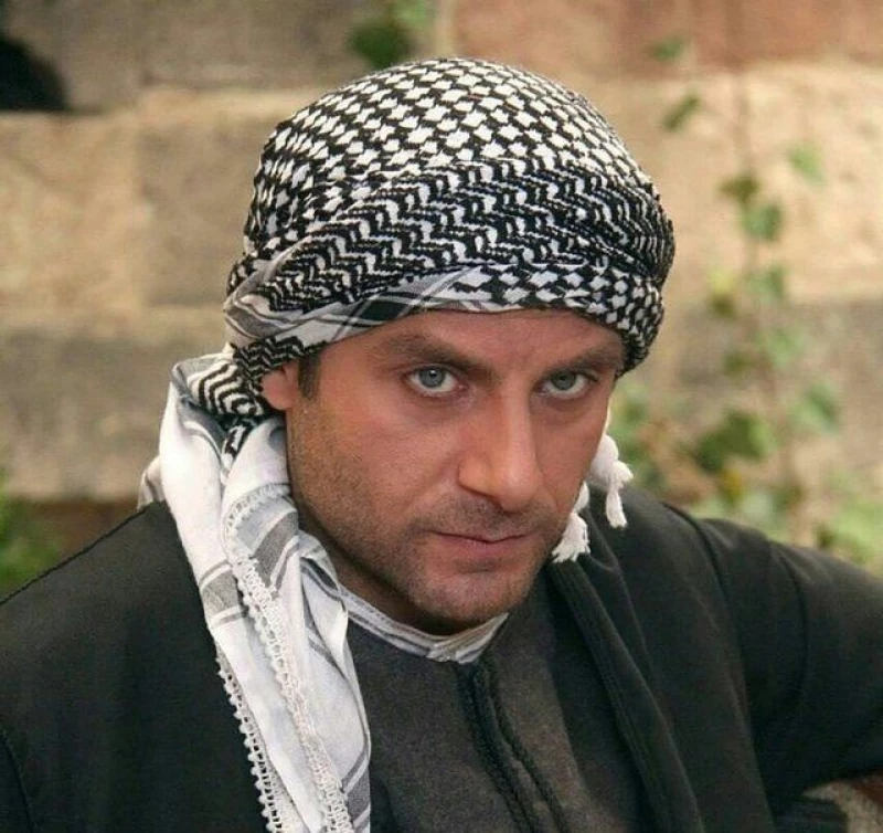 بعد إصابته بالشلل، الممثل السوري نجم باب الحارة يشارك بطريقته في كأس العالم قطر وفيديو أبكى جميع المتابعين!