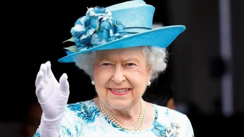 صدمة ملكية كبيرة.. لن تصدق لماذا كانت الملكة "إليزابيث" ترفض إظهار يدها في الصور.. المفاجأة "الصادمة" ما كانت تطلبه أثناء التقاط صورها!