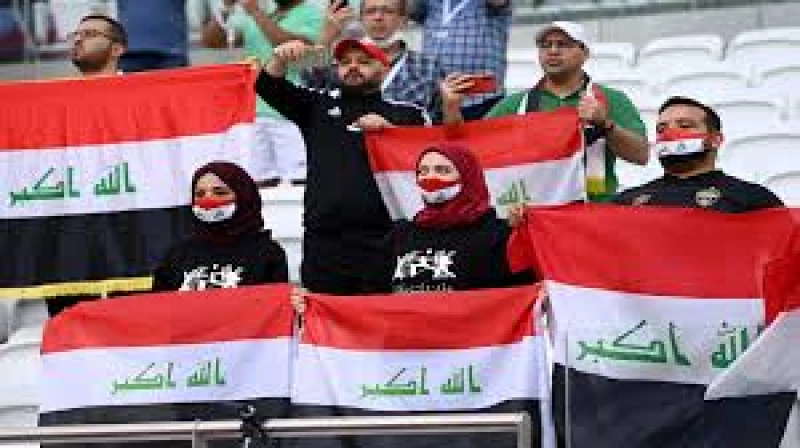 شاهد جماهير العراق تحشتد وترفع لافتة كبيرة في مدرجات خليجي25 وتكتب بها عبارات مفاجئة عن اليمن واليمنيين (صورة)