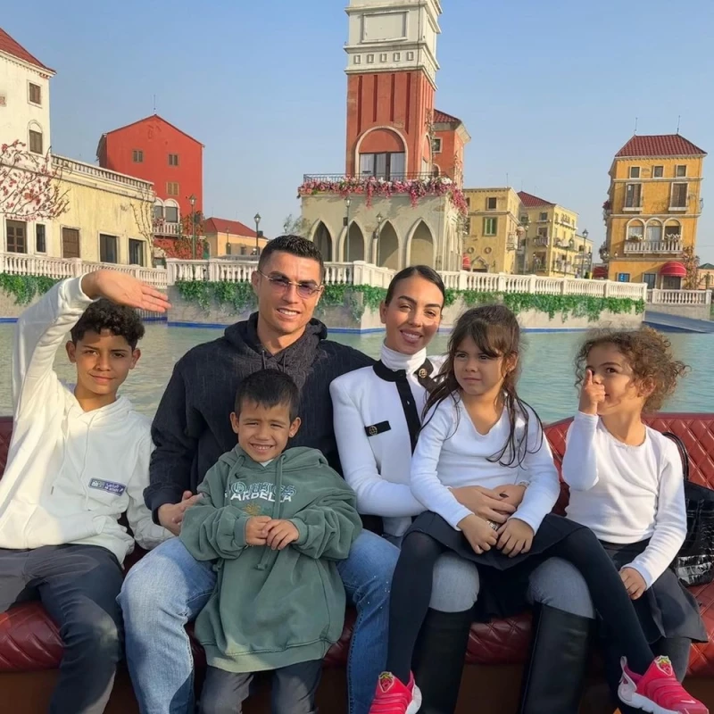 شاهدوا جورجينا رودريغيز حبيبة كرستيانو في جولة ترفيهية في ونتر وندرلاند الرياض مع رونالدو وأبنائهما!! (صور)