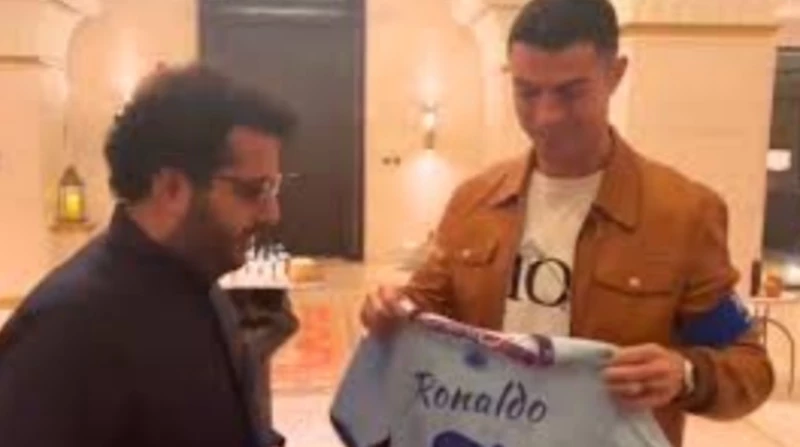 "كريستيانو رونالدو" يقع بأول موقف محرج في السعودية ومسئول سعودي ينشر الفيديو للجميع..شاهد ماحدث!! (فيديو)
