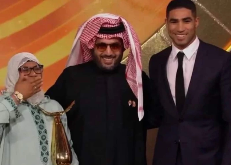 حكيمي ووالته في Joy awards بالسعودية