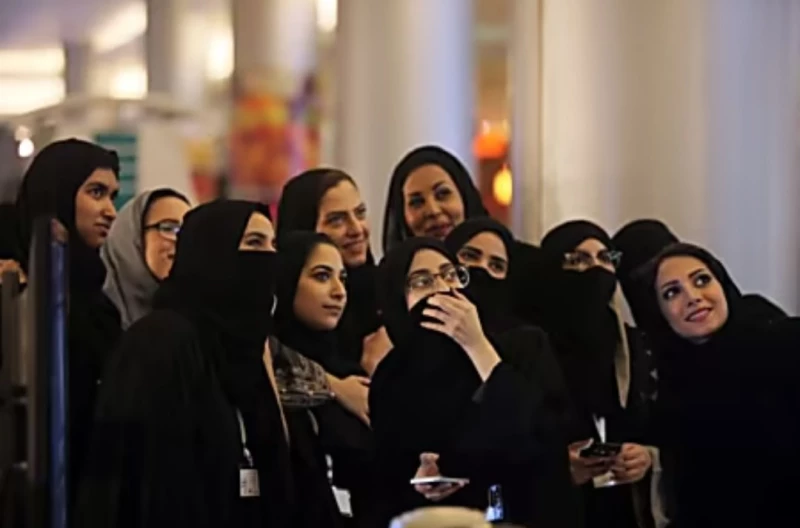 السعودية "تفجر مفاجأة" كبرى للمقيمين والوافدين وتعلن عن وظائف شاغرة للرجال والنساء بقيمة 9500 ريال شهرياً!!