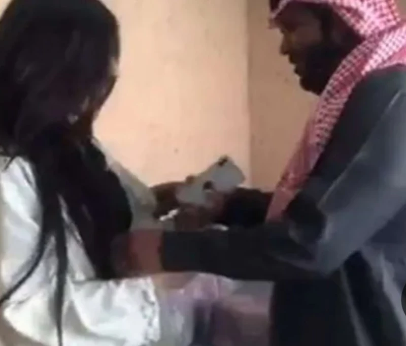 "زوجة" سعودية مراهقة رفضت الطبخ لضيوف زوجها وذهبت إلى أسرتها.. وبعد عودتها إلى المنزل كانت المفاجأة الصادمة التي كادت تفقدها وعيها!!