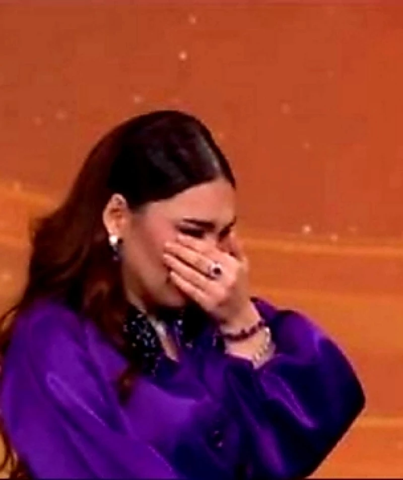 شاهد بالفيديو نجمة عربية شهيرة تبكي بحرقة  على المسرح في الرياض والمفاجأة في السبب غير المتوقع