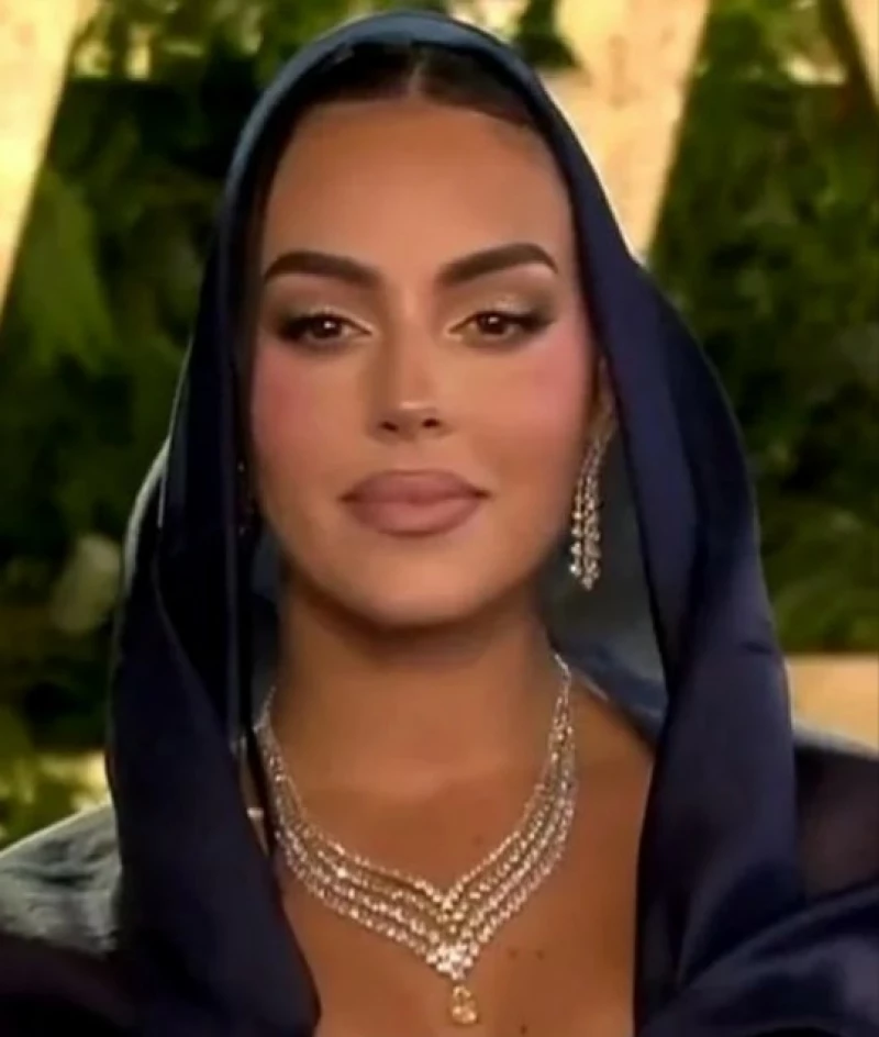 "جورجينا رودريغيز" تثير ضجة كبيرة بالعقد الذي ارتدته بالسعودية.. لن تصدق سعره خيالي!! (فيديو)
