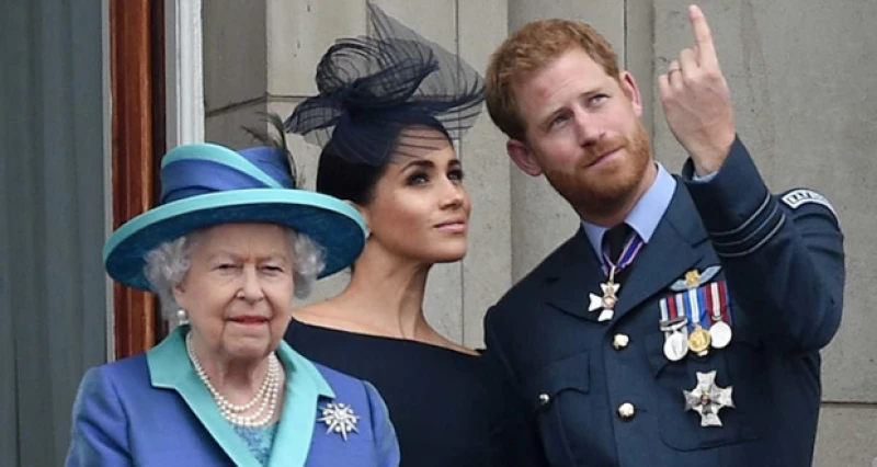 تم تسريب الصورة التي دفعت الأمير هاري وميغان ماركل لمغادرة القصر الملكي فوراً.. لن تصدق ماذا كانت تفعل الملكة إليزابيث ونجلها تشارلز!! (صورة)