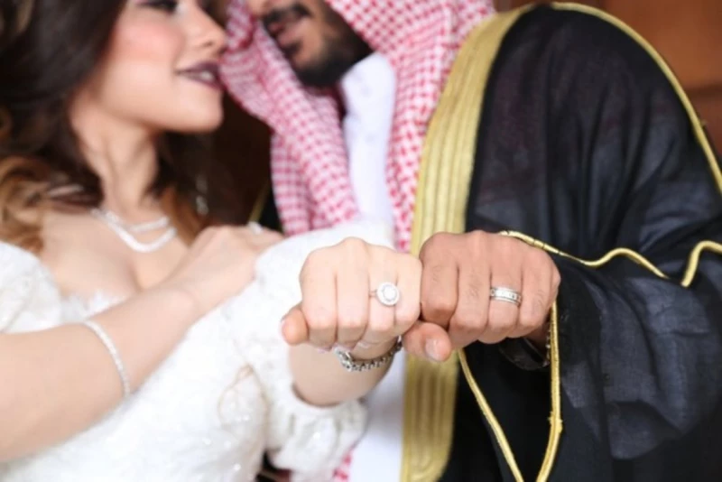 في السعودية .. عروس مغربية حسناء تجمع بين أربعة أزواج دفعة واحدة دون علم الاخر .. وهذا ماحدث بالنهاية بعد كشفها ؟