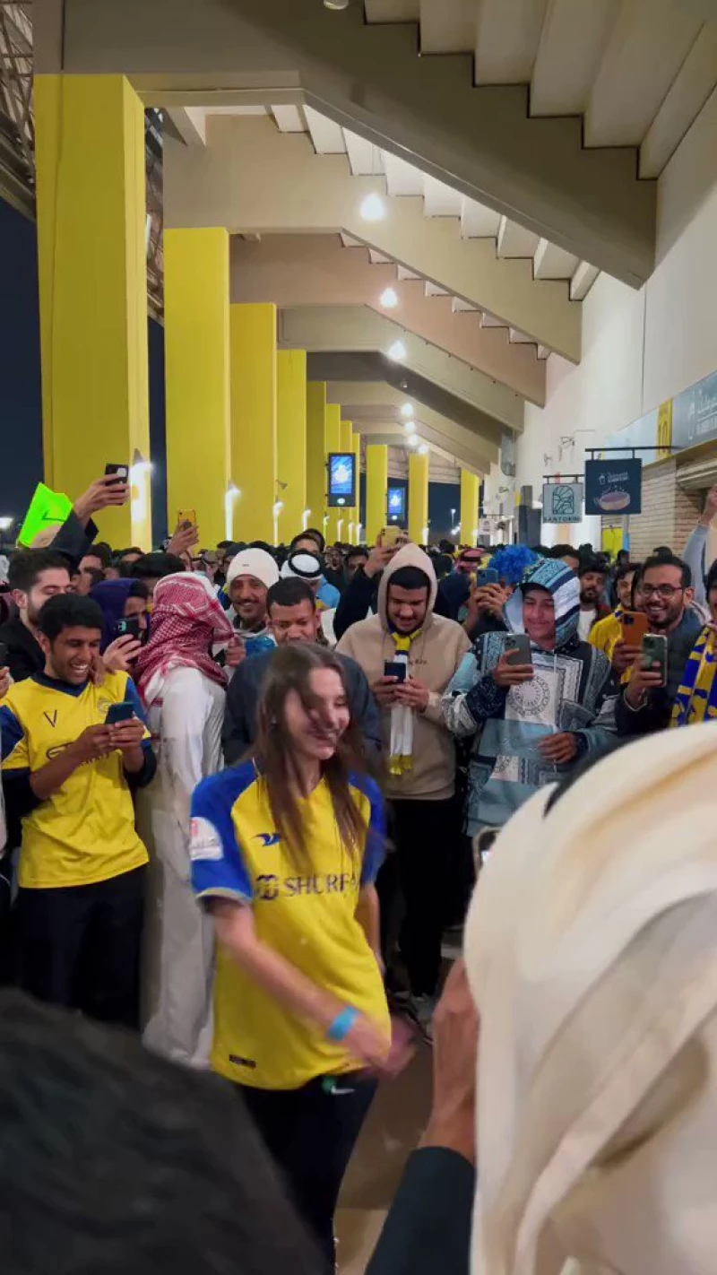فيديو: مشجعة حسناء جريئة تخطف الأنظار خلال مباراة النصر السعودي.. وتطيح بـرونالدو