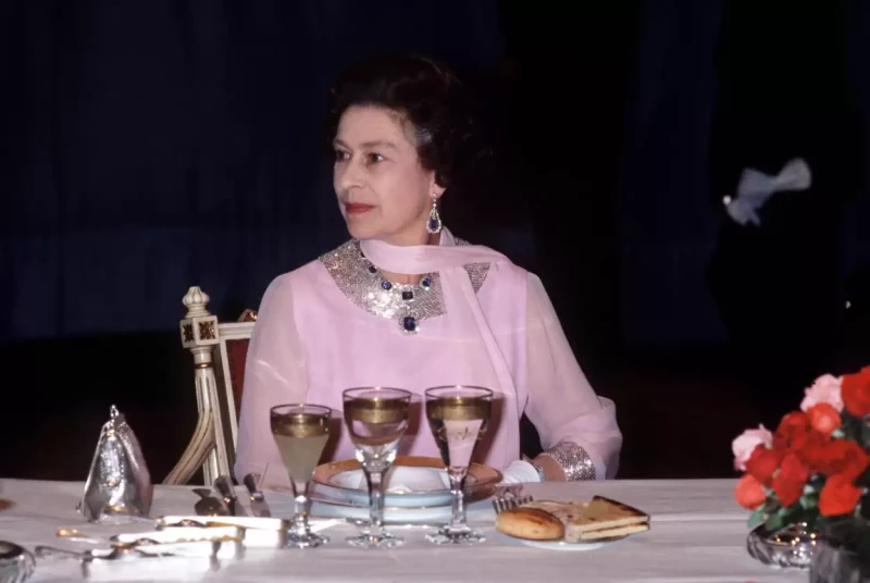 النظام الغذائي الذي اتبعته الملكة إليزابيث وحافظ على جمالها ورشاقتها 91 عاماً.. المفاجأة بما تشربه قبل الإفطار