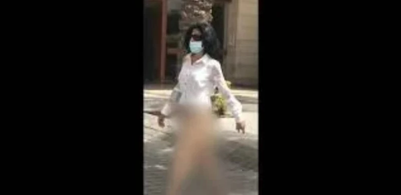 صدمة في لبنان.. فتاة تسير نصف عارية بالشارع والأمن يتحرك..(شاهد)