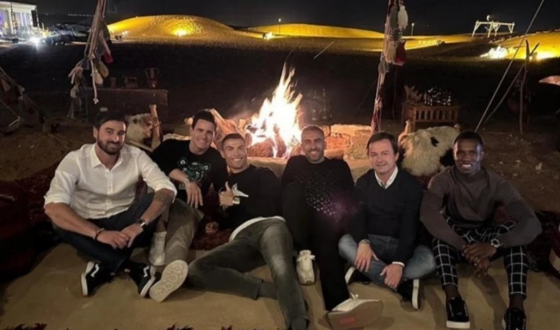 كريستيانو رونالدو يحتفل بعيد ميلاده في خيمة بصحراء السعودية.. شاهدوا من ظهر معه؟؟