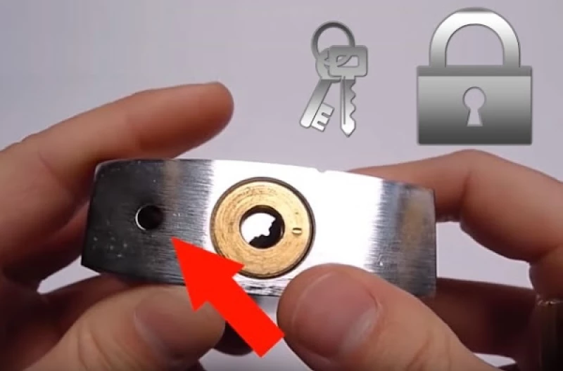 7 أسرار ستصدمك.. لن تصدق سبب وجود ثقب صغير جنب فتحة المفتاح على القفل والذي سيفاجئك كيفية  استخدامه! 