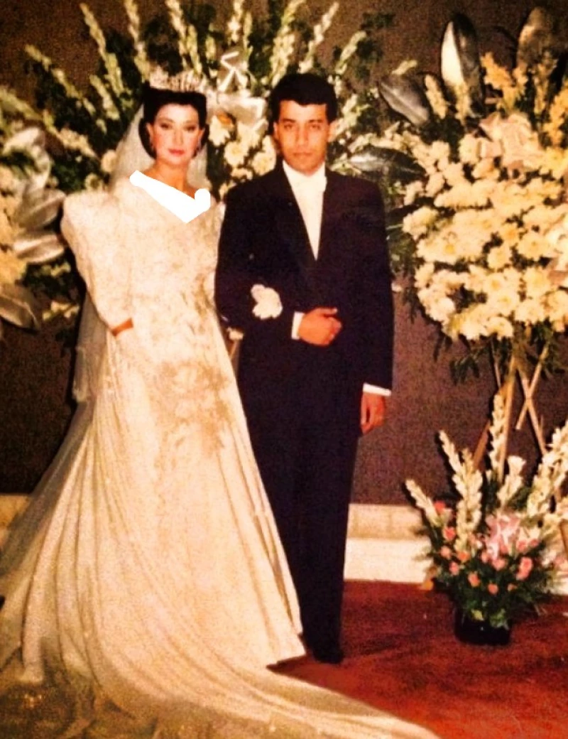 ملكة جمال بالفستان الأبيض المحتشم !! تسريب صورة نادرة من زفاف غادة عبد الرازق على أول أزواجها وهي لم تتجاوز الـ 18.