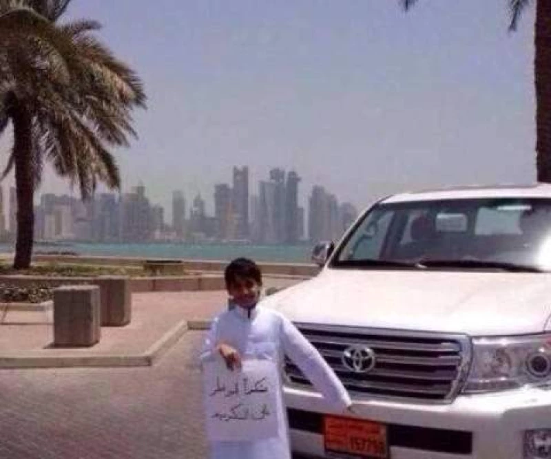 طفل سعودي غير اسمه إلى تميم ففاجأة أمير قطر بهدية خرافية.. شاهد