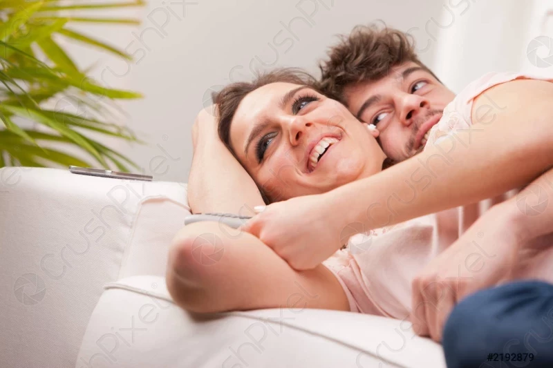 أجعل زوجتك تنسى النعاس وتعشق النوم معك.. استخدم الفازلين بهذه الطريقة وشاهد كيف ستصبح اسد خارقا معها ؟