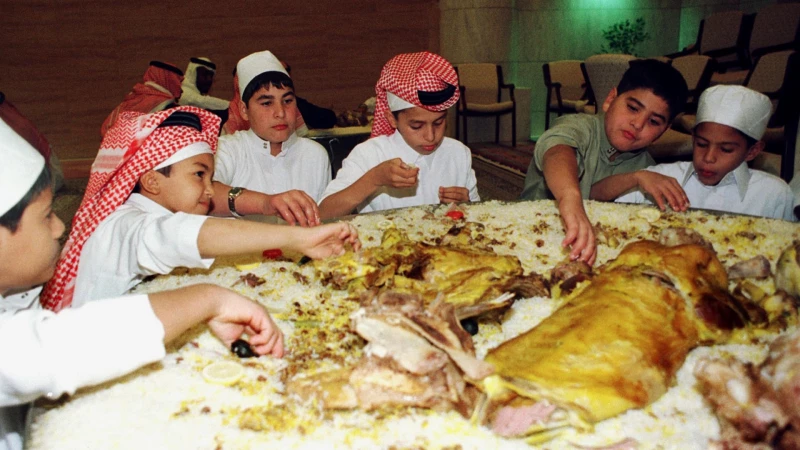 لن تصدق ما هو أكثر ما يعاني منه السعوديين والهيئة العامة تحذر من مخاطر الإصابة بسبب هذه العادة أثناء تناول الطعام!