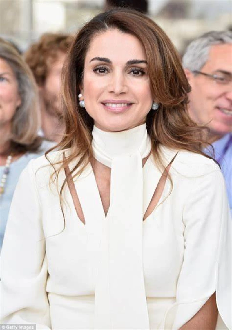 لن تصدق ماذا قالت؟!.. بكلمات مؤثرة.. الملكة رانيا تحتفل بحناء عروس نجلها وتوجه رسالة لوالدة رجوة